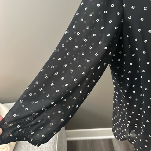 Jones New York Black and White Patterned Top
Never worn.

#5 - Picture 2 of 4